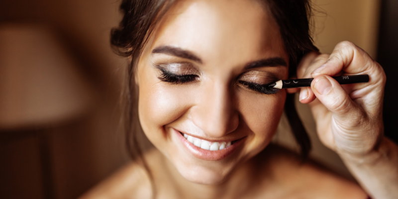 5-Minute Glam: Quick Tips for Your Holiday Beauty Looks